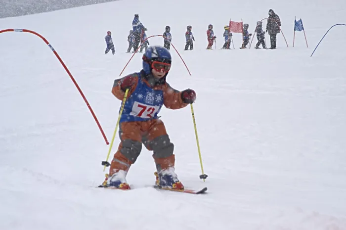 Gerahmter Druck : Skiender Junge