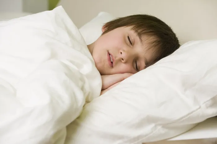 Gerahmter Druck : Junge schläft im Bett. Gerahmter Druck : Junge schläft im Bett.