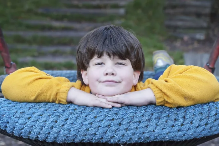 Gerahmter Druck : Junge in einem Schaukelkorb. Gerahmter Druck : Junge in einem Schaukelkorb.