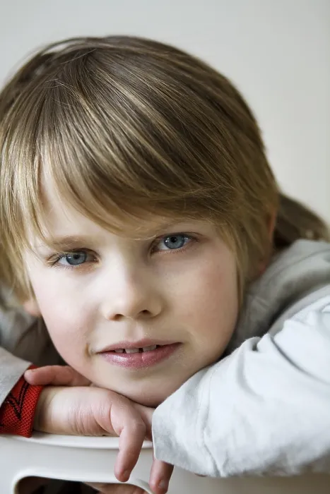 Gerahmter Druck : Junge - nachdenklich. Gerahmter Druck : Junge - nachdenklich.