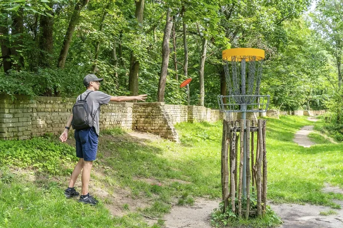 Gerahmter Druck : Ein Junge wirft einen Disc im Disc Golf. Gerahmter Druck : Ein Junge wirft einen Disc im Disc Golf.