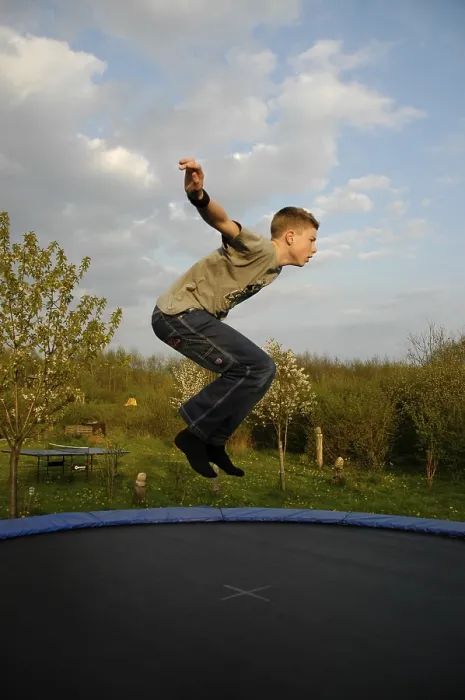 Gerahmter Druck : Junge auf einem Trampolin. Gerahmter Druck : Junge auf einem Trampolin.