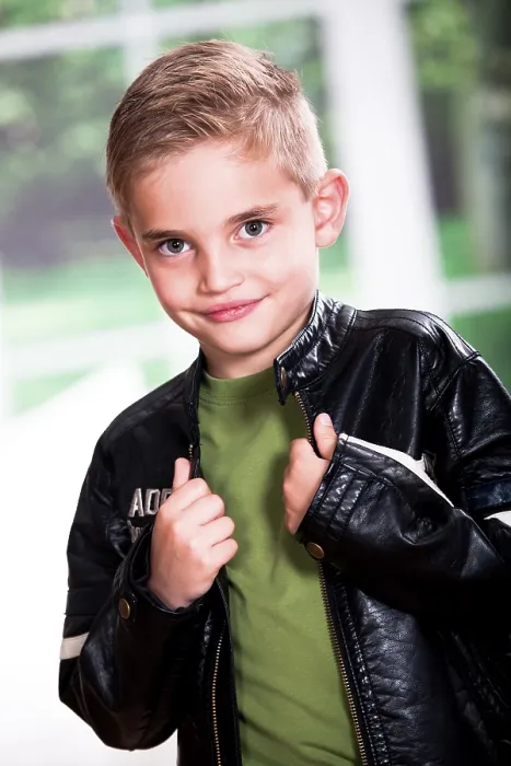 Gerahmter Druck : Junge mit Lederjacke Gerahmter Druck : Junge mit Lederjacke