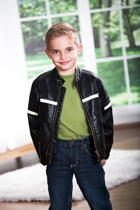 Gerahmter Druck : Junge mit Lederjacke Gerahmter Druck : Junge mit Lederjacke