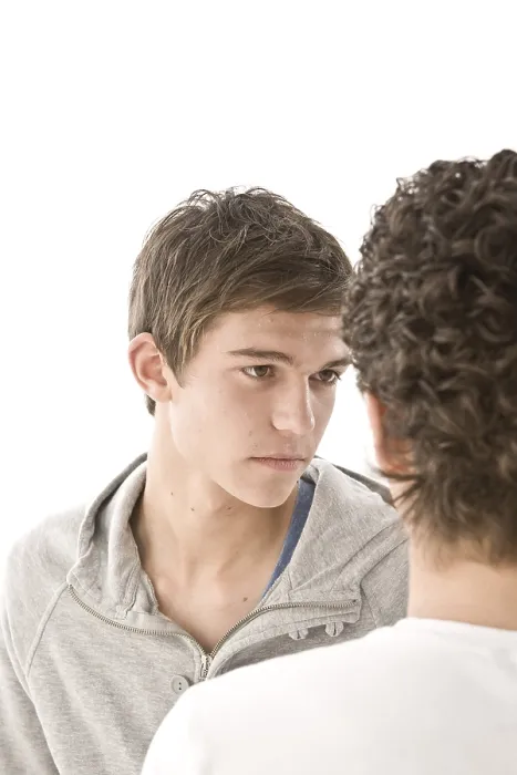 Gerahmter Druck : Zwei Jungen streiten. Gerahmter Druck : Zwei Jungen streiten.
