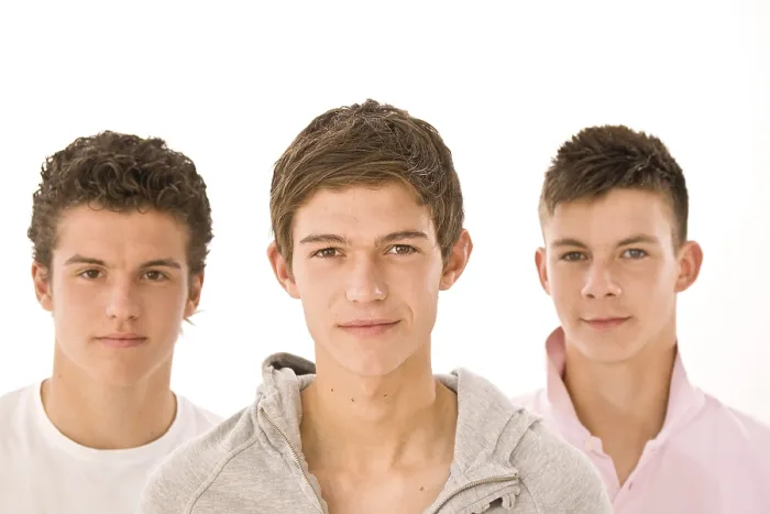 Gerahmter Druck : Drei Jungen stehen nebeneinander. Gerahmter Druck : Drei Jungen stehen nebeneinander.