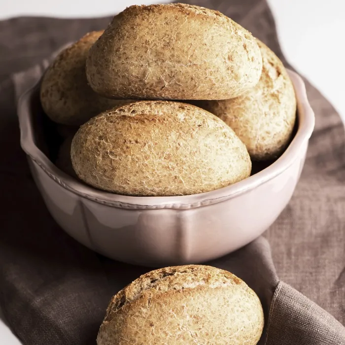 Gerahmter Druck : Brötchen in Schüssel auf Tischdecke. Gerahmter Druck : Brötchen in Schüssel auf Tischdecke.
