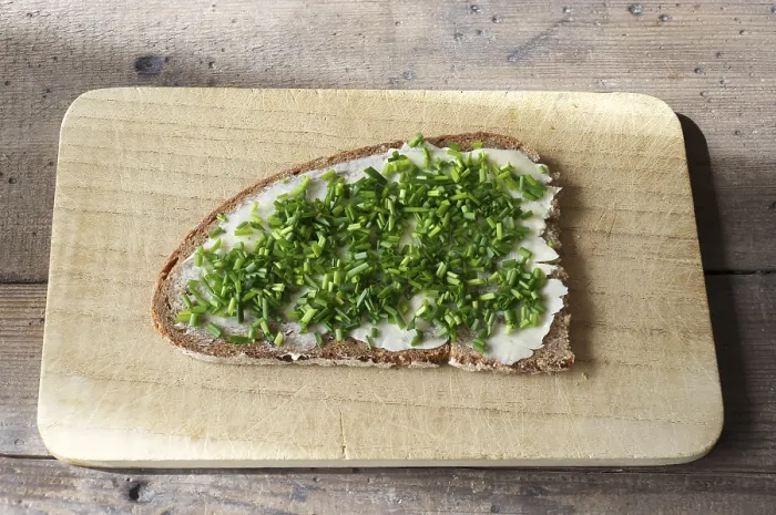 Gerahmter Druck : Brot mit Butter und Schnittlauch. Gerahmter Druck : Brot mit Butter und Schnittlauch.