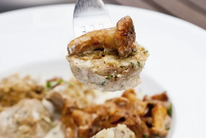 Gerahmter Druck : Brotklöße mit Champignons. Gerahmter Druck : Brotklöße mit Champignons.