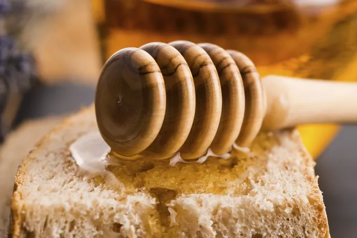 Gerahmter Druck : Brot und Dose Lavendelhonig Gerahmter Druck : Brot und Dose Lavendelhonig