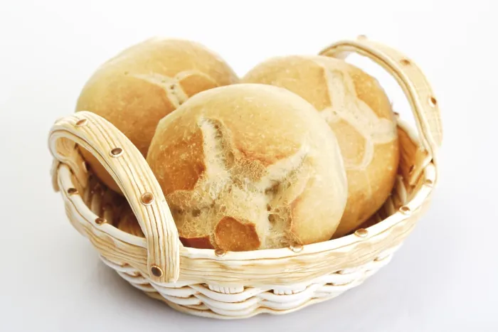 Gerahmter Druck : Brotlaibe in einem Korb. Gerahmter Druck : Brotlaibe in einem Korb.