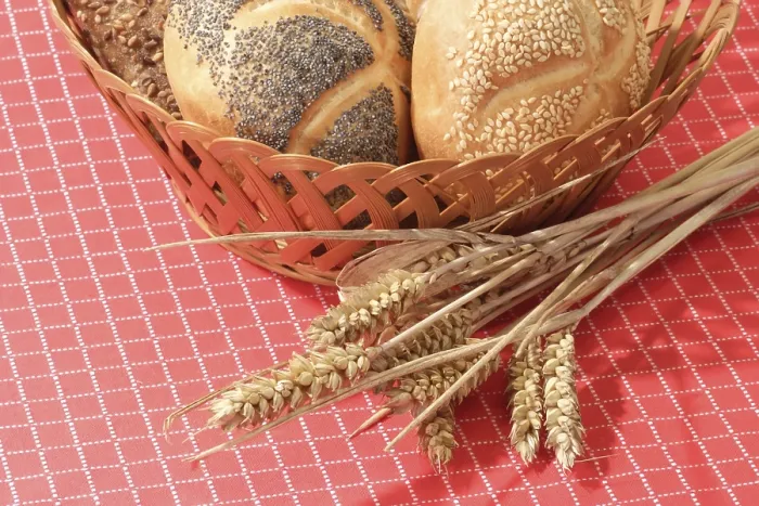 Gerahmter Druck : Brotlaibe in einem Korb auf rotem Hintergrund. Gerahmter Druck : Brotlaibe in einem Korb auf rotem Hintergrund.
