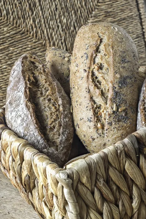 Gerahmter Druck : Brote in einem Brotkorb. Gerahmter Druck : Brote in einem Brotkorb.