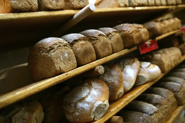Gerahmter Druck : Brot auf einem Regal. Gerahmter Druck : Brot auf einem Regal.