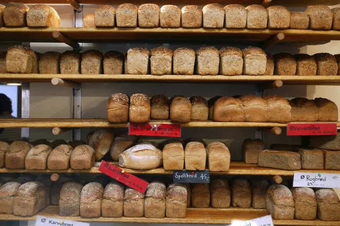Gerahmter Druck : Brot auf einem Regal Gerahmter Druck : Brot auf einem Regal