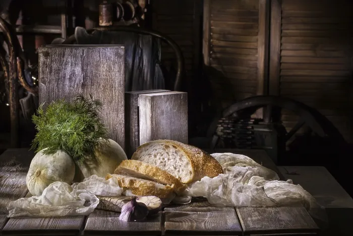 Gerahmter Druck : Brot und Gemüse auf einem antiken Studiohintergrund. Gerahmter Druck : Brot und Gemüse auf einem antiken Studiohintergrund.