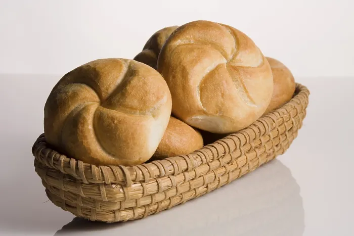 Gerahmter Druck : Brotkorb mit Brötchen. Gerahmter Druck : Brotkorb mit Brötchen.