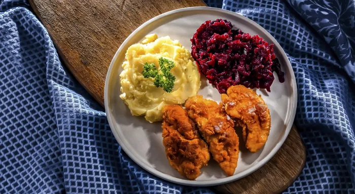 Gerahmter Druck : Gepflegtes Hähnchenfilet mit Breading, serviert mit Kartoffeln und Rote Beete. Gerahmter Druck : Gepflegtes Hähnchenfilet mit Breading, serviert mit Kartoffeln und Rote Beete.