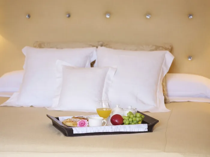 Gerahmter Druck : Frühstück im Bett mit Kuchen. Gerahmter Druck : Frühstück im Bett mit Kuchen.