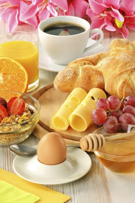 Gerahmter Druck : Frühstück mit Kaffee, Brötchen, Ei. Gerahmter Druck : Frühstück mit Kaffee, Brötchen, Ei.