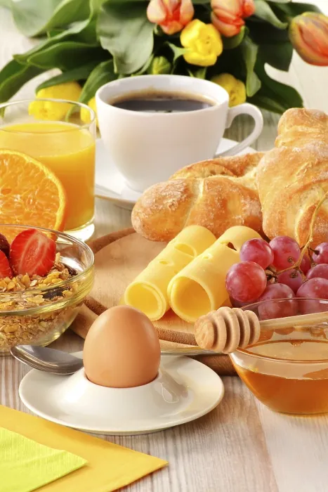 Gerahmter Druck : Frühstück mit Kaffee, Brötchen, Ei. Gerahmter Druck : Frühstück mit Kaffee, Brötchen, Ei.