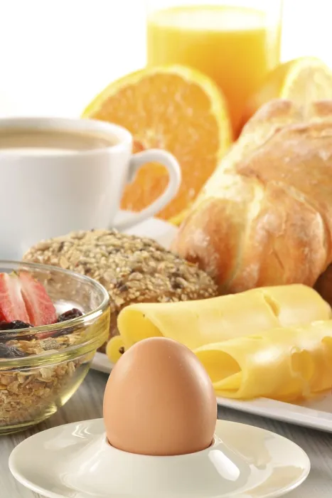 Gerahmter Druck : Frühstück mit Kaffee, Brötchen, Ei. Gerahmter Druck : Frühstück mit Kaffee, Brötchen, Ei.