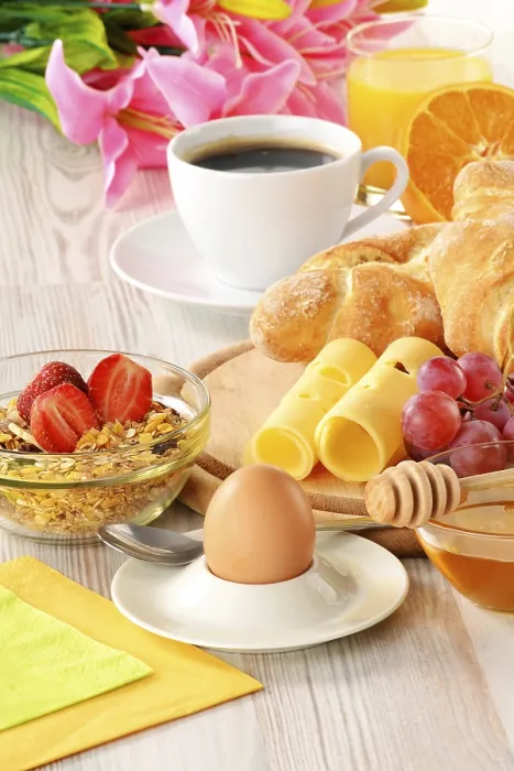 Gerahmter Druck : Frühstück mit Kaffee, Brötchen, Ei. Gerahmter Druck : Frühstück mit Kaffee, Brötchen, Ei.