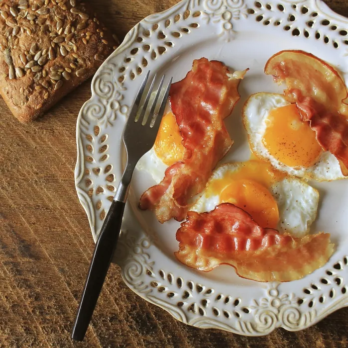Gerahmter Druck : Frühstück, knuspriger Speck, gebratene Eier und Brot. Gerahmter Druck : Frühstück, knuspriger Speck, gebratene Eier und Brot.