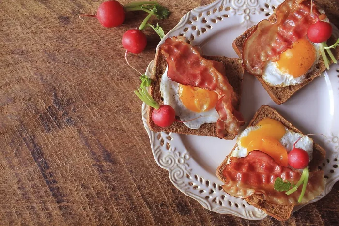 Gerahmter Druck : Frühstück, knuspriger Speck, gebratene Eier und Brot. Gerahmter Druck : Frühstück, knuspriger Speck, gebratene Eier und Brot.