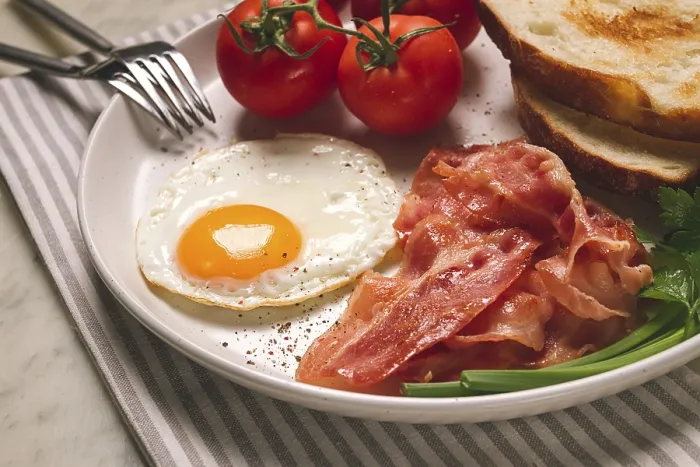 Gerahmter Druck : Frühstück, gebratener Ei, Speck und Brot. Gerahmter Druck : Frühstück, gebratener Ei, Speck und Brot.