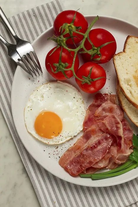 Gerahmter Druck : Frühstück, gebratener Ei, Speck und Brot. Gerahmter Druck : Frühstück, gebratener Ei, Speck und Brot.
