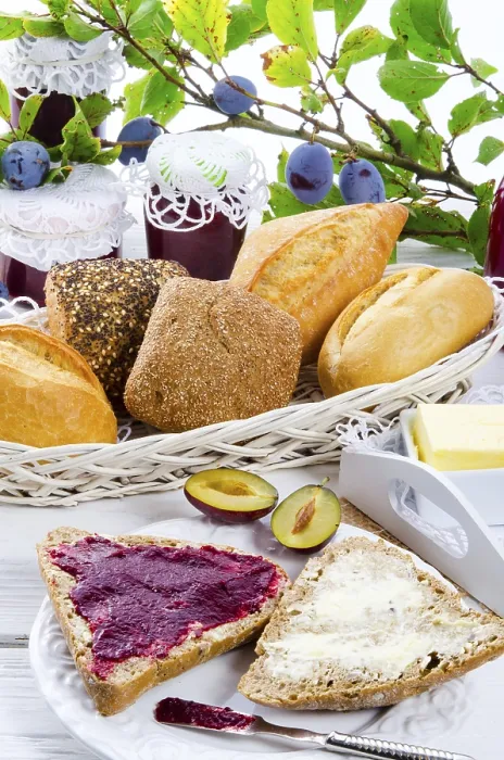 Gerahmter Druck : Frühstück mit Pflaumenmarmelade. Gerahmter Druck : Frühstück mit Pflaumenmarmelade.