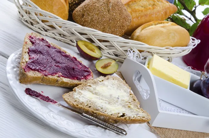 Gerahmter Druck : Frühstück mit Pflaumenmarmelade. Gerahmter Druck : Frühstück mit Pflaumenmarmelade.