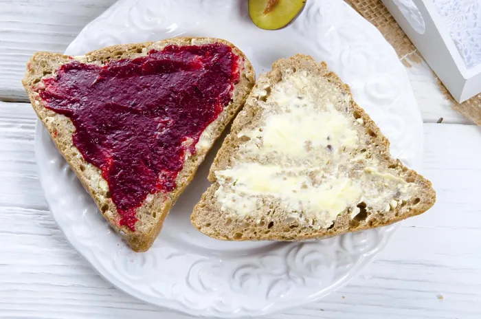 Gerahmter Druck : Frühstück mit Pflaumenmarmelade Gerahmter Druck : Frühstück mit Pflaumenmarmelade