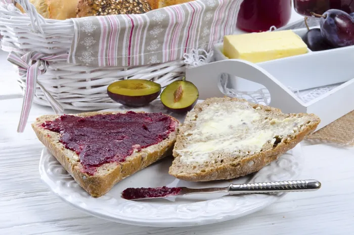 Gerahmter Druck : Frühstück mit Pflaumenmarmelade. Gerahmter Druck : Frühstück mit Pflaumenmarmelade.