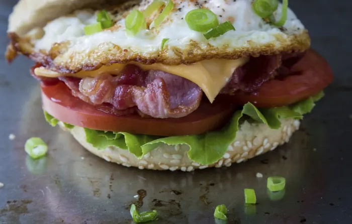 Gerahmter Druck : Frühstücks-Sandwich mit Ei und Speck. Gerahmter Druck : Frühstücks-Sandwich mit Ei und Speck.