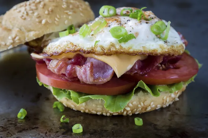 Gerahmter Druck : Frühstücks-Sandwich mit Ei und Speck. Gerahmter Druck : Frühstücks-Sandwich mit Ei und Speck.