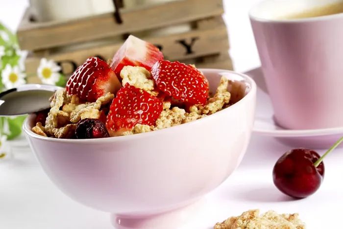 Gerahmter Druck : Frühstückstisch mit Haferflockenbowl. Gerahmter Druck : Frühstückstisch mit Haferflockenbowl.