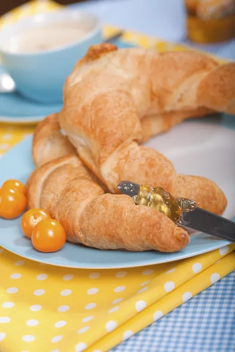 Gerahmter Druck : Frühstückstisch mit Croissants. Gerahmter Druck : Frühstückstisch mit Croissants.