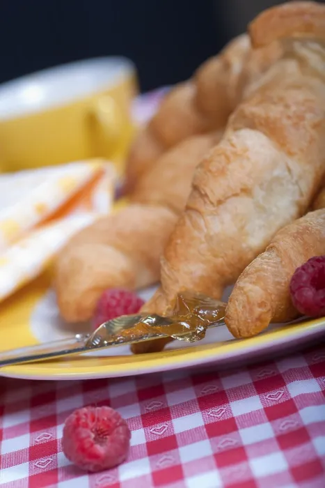 Gerahmter Druck : Frühstückstisch mit Croissants. Gerahmter Druck : Frühstückstisch mit Croissants.