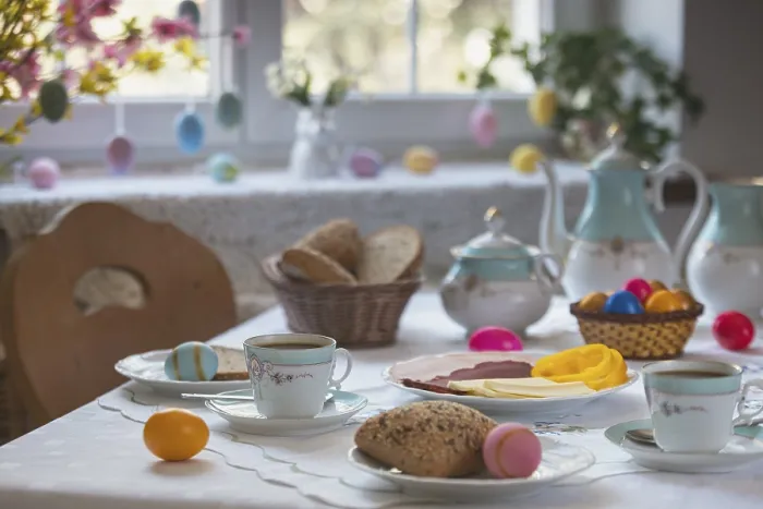 Gerahmter Druck : Frühstückstisch mit Ostereiern Gerahmter Druck : Frühstückstisch mit Ostereiern