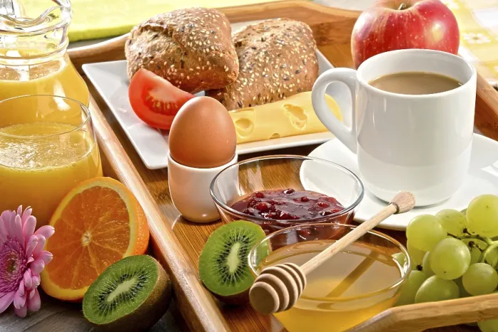 Gerahmter Druck : Frühstück auf Tablett serviert mit Kaffee. Gerahmter Druck : Frühstück auf Tablett serviert mit Kaffee.