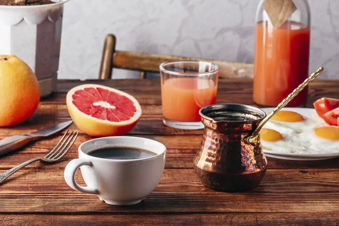Gerahmter Druck : Frühstück mit türkischem Kaffee, gebratenen Eiern.