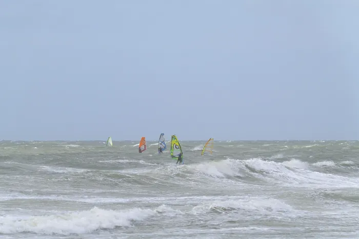 Gerahmter Druck : Wellenbrecher mit Surfer, Vorupør. Gerahmter Druck : Wellenbrecher mit Surfer, Vorupør.