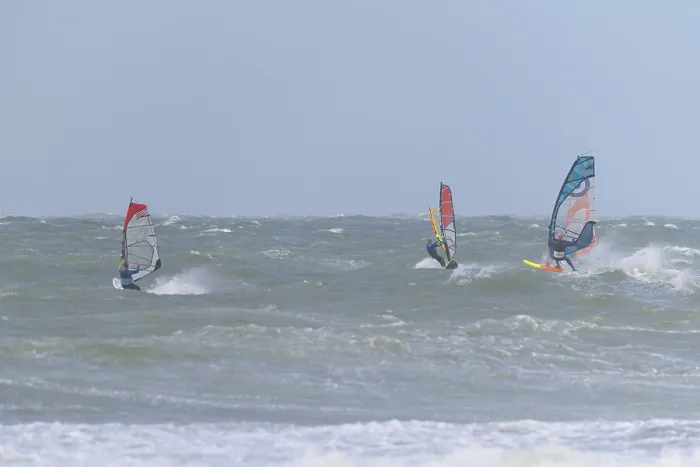 Gerahmter Druck : Wellenbrecher mit Surfer, Vorupør. Gerahmter Druck : Wellenbrecher mit Surfer, Vorupør.
