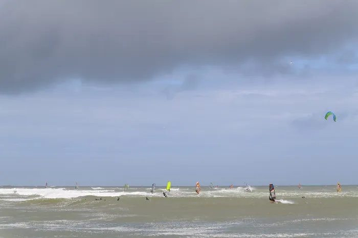 Gerahmter Druck : Wellenbrecher mit Surfer, Vorupør. Gerahmter Druck : Wellenbrecher mit Surfer, Vorupør.