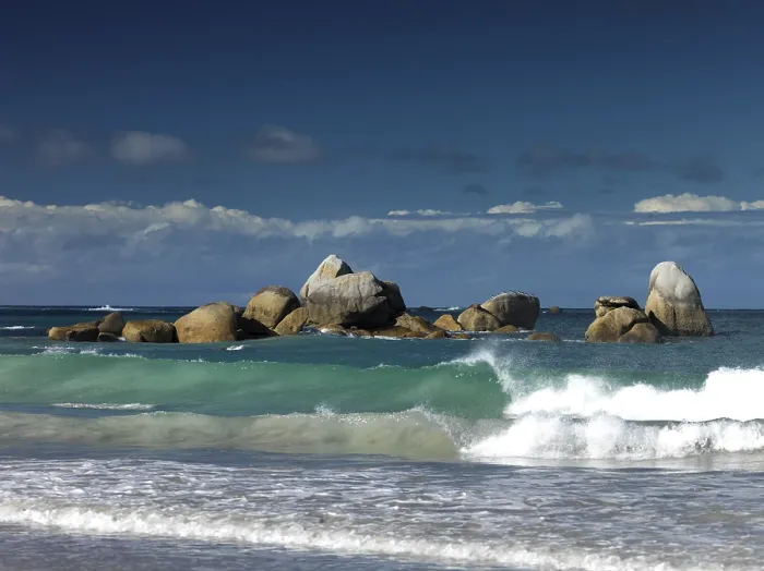 Gerahmter Druck : Wellenbrecher am Strand, Brignogan-Plage. Gerahmter Druck : Wellenbrecher am Strand, Brignogan-Plage.