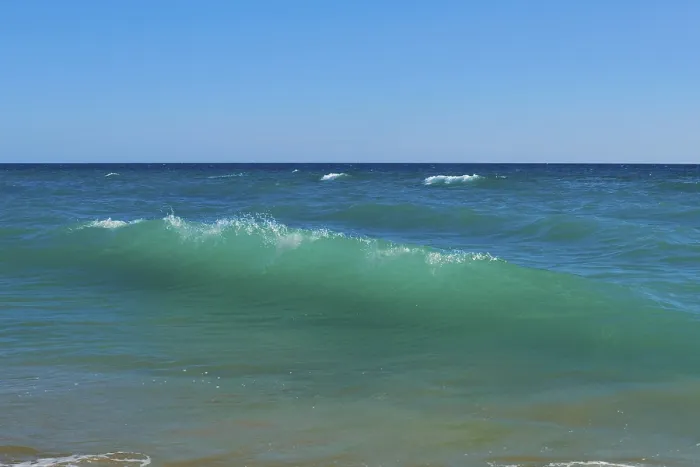 Gerahmter Druck : Wellen brechen auf einer Strand, sonnig. Gerahmter Druck : Wellen brechen auf einer Strand, sonnig.