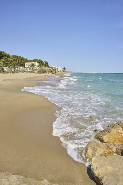 Gerahmter Druck : Wellenbrecher auf einer sandigen Strand. Gerahmter Druck : Wellenbrecher auf einer sandigen Strand.