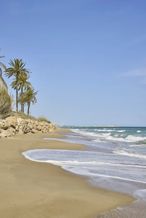 Gerahmter Druck : Wellen brechen auf einem sandigen Strand. Gerahmter Druck : Wellen brechen auf einem sandigen Strand.